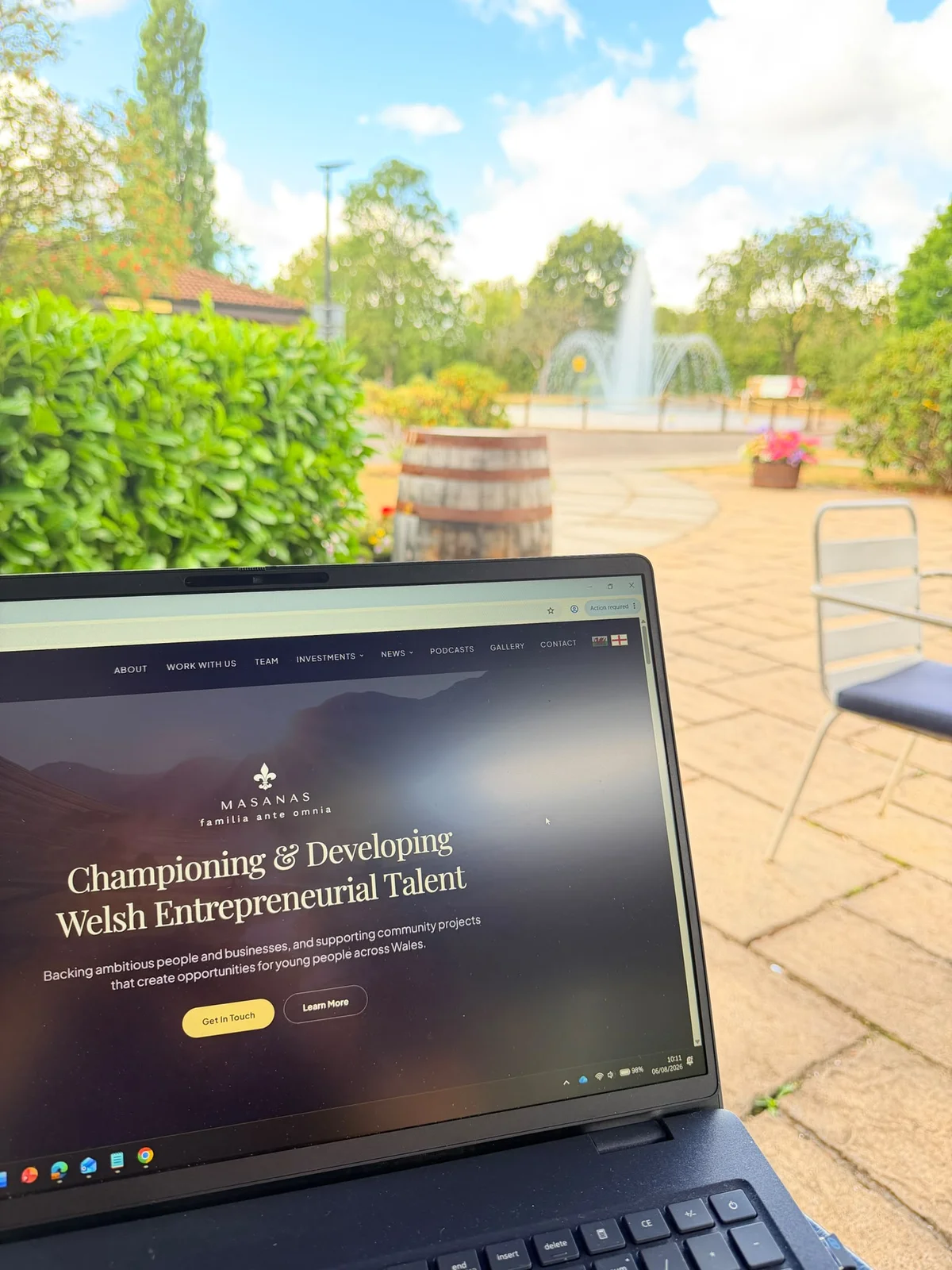 Working al fresco — the MASANAS website by the fountain